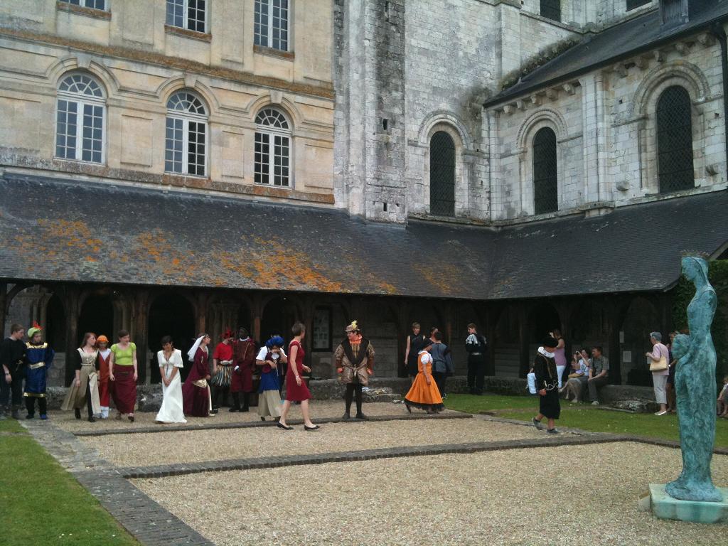 Spectacle dans le cloître